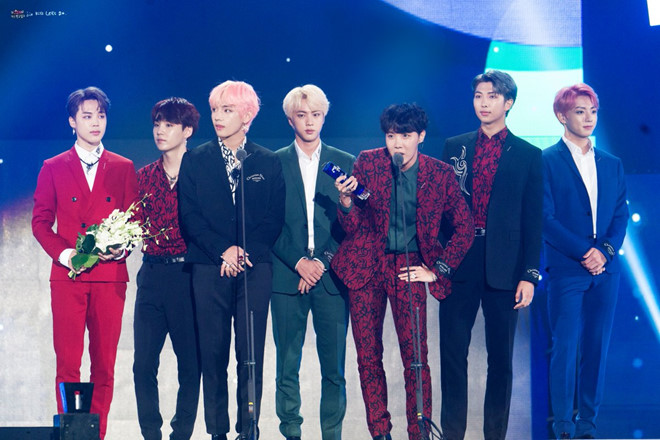 Vào hậu trường gặp BTS, Hòa Minzy bị chỉ trích xâm phạm đời tư