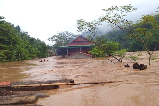 Nghệ An: Đập thủy điện xả lũ do mực nước cao lịch sử, cầu Bản Vẽ dài hơn 90m bị cuốn phăng