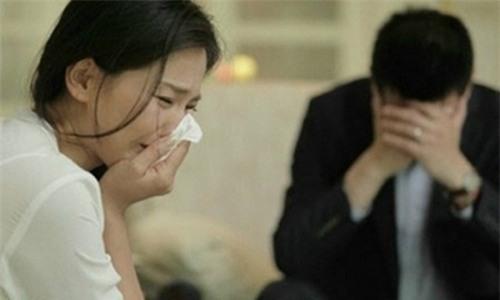 Chồng ngày ngày lén lút nhắn tin với người cũ, vợ bầu lặng người khi biết sự thật đằng sau