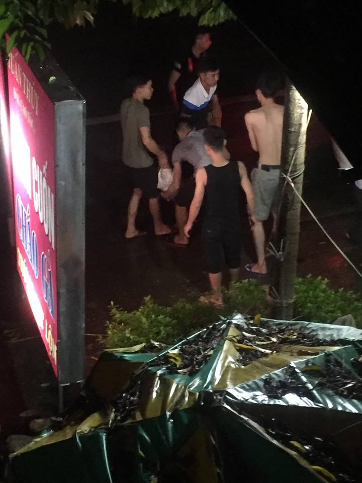 Thấy bạn nhậu vỗ mông vợ mình, người đàn ông cầm kéo đâm nam thanh niên tử vong