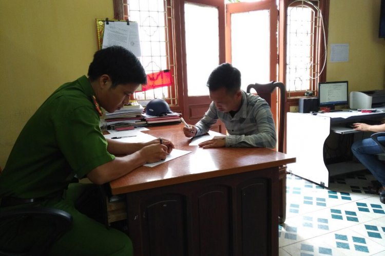 Thấy bạn nhậu vỗ mông vợ mình, người đàn ông cầm kéo đâm nam thanh niên tử vong