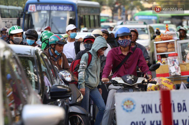 Ngày làm việc cuối cùng trước kỳ nghỉ 2/9: Hàng nghìn người chen chúc tại bến xe, cửa ngõ kẹt cứng