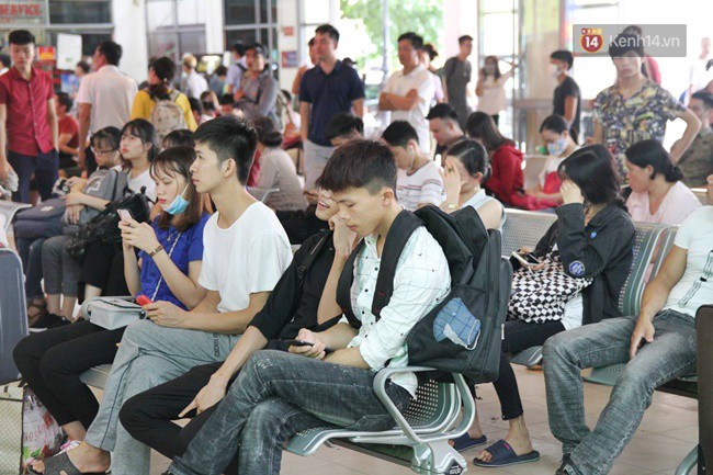 Ngày làm việc cuối cùng trước kỳ nghỉ 2/9: Hàng nghìn người chen chúc tại bến xe, cửa ngõ kẹt cứng