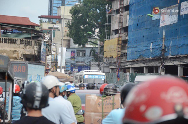 Ngày làm việc cuối cùng trước kỳ nghỉ 2/9: Hàng nghìn người chen chúc tại bến xe, cửa ngõ kẹt cứng