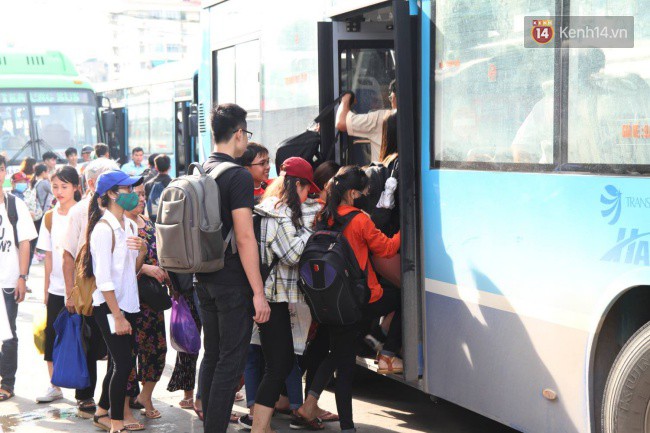 Ngày làm việc cuối cùng trước kỳ nghỉ 2/9: Hàng nghìn người chen chúc tại bến xe, cửa ngõ kẹt cứng