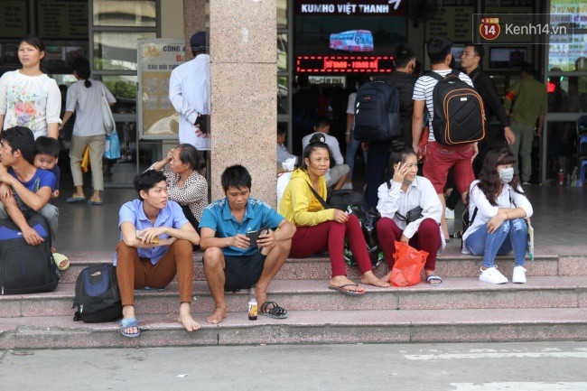Ngày làm việc cuối cùng trước kỳ nghỉ 2/9: Hàng nghìn người chen chúc tại bến xe, cửa ngõ kẹt cứng