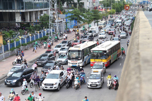 Ngày làm việc cuối cùng trước kỳ nghỉ 2/9: Hàng nghìn người chen chúc tại bến xe, cửa ngõ kẹt cứng