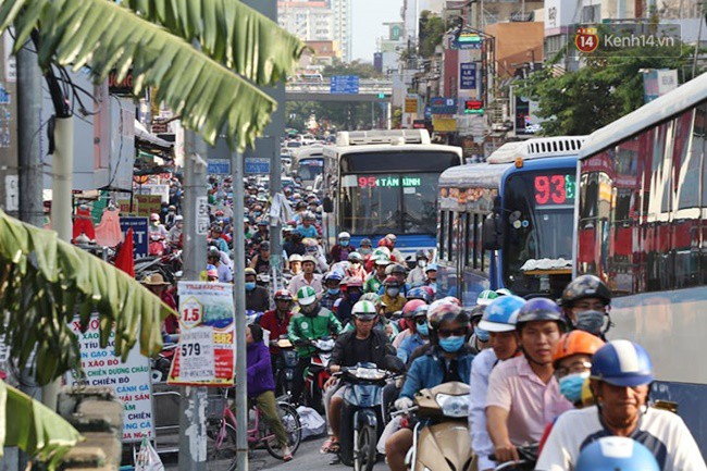 Ngày làm việc cuối cùng trước kỳ nghỉ 2/9: Hàng nghìn người chen chúc tại bến xe, cửa ngõ kẹt cứng