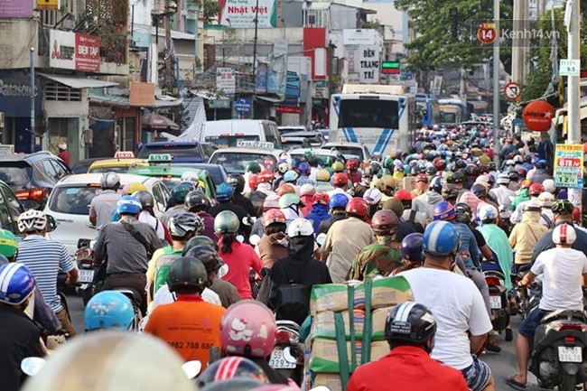 Ngày làm việc cuối cùng trước kỳ nghỉ 2/9: Hàng nghìn người chen chúc tại bến xe, cửa ngõ kẹt cứng