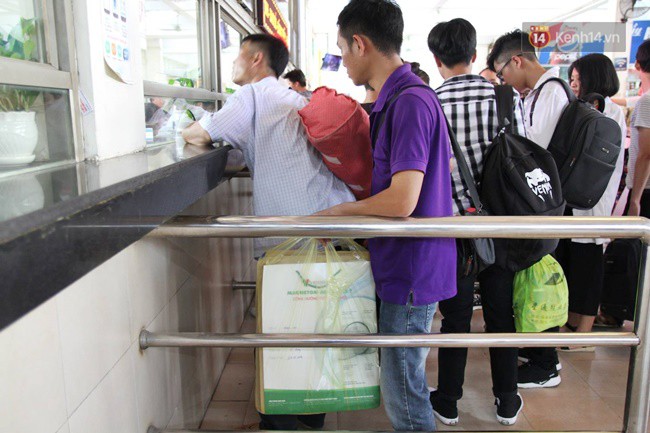 Ngày làm việc cuối cùng trước kỳ nghỉ 2/9: Hàng nghìn người chen chúc tại bến xe, cửa ngõ kẹt cứng
