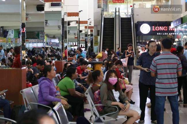 Ngày làm việc cuối cùng trước kỳ nghỉ 2/9: Hàng nghìn người chen chúc tại bến xe, cửa ngõ kẹt cứng