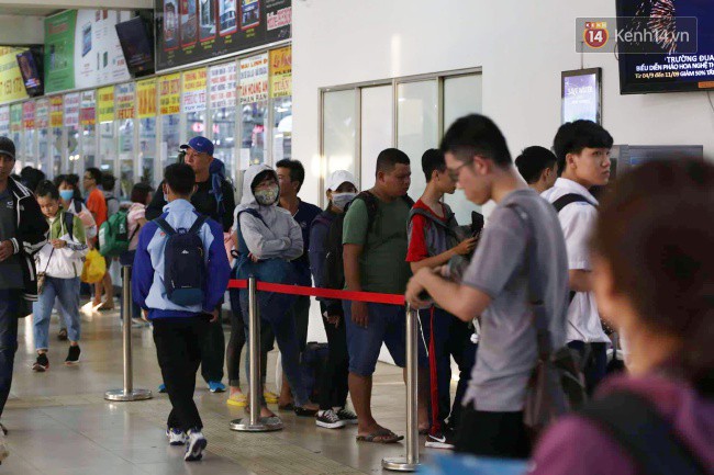 Ngày làm việc cuối cùng trước kỳ nghỉ 2/9: Hàng nghìn người chen chúc tại bến xe, cửa ngõ kẹt cứng
