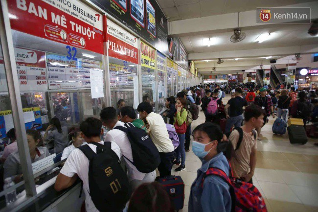 Ngày làm việc cuối cùng trước kỳ nghỉ 2/9: Hàng nghìn người chen chúc tại bến xe, cửa ngõ kẹt cứng