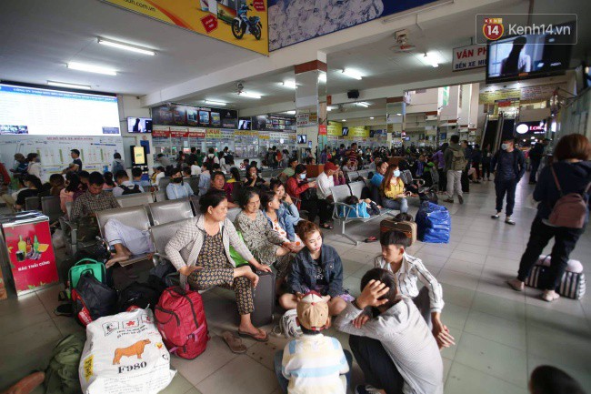Ngày làm việc cuối cùng trước kỳ nghỉ 2/9: Hàng nghìn người chen chúc tại bến xe, cửa ngõ kẹt cứng