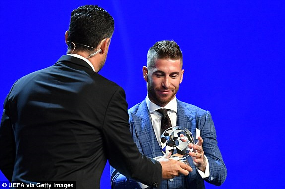 Salah làm ngơ khi Ramos nhận giải hậu vệ hay nhất năm