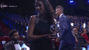 Salah làm ngơ khi Ramos nhận giải hậu vệ hay nhất năm