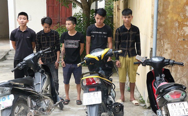 Bắt nhóm thanh niên mang dao, kiếm chuyên cướp người đi đường trong đêm