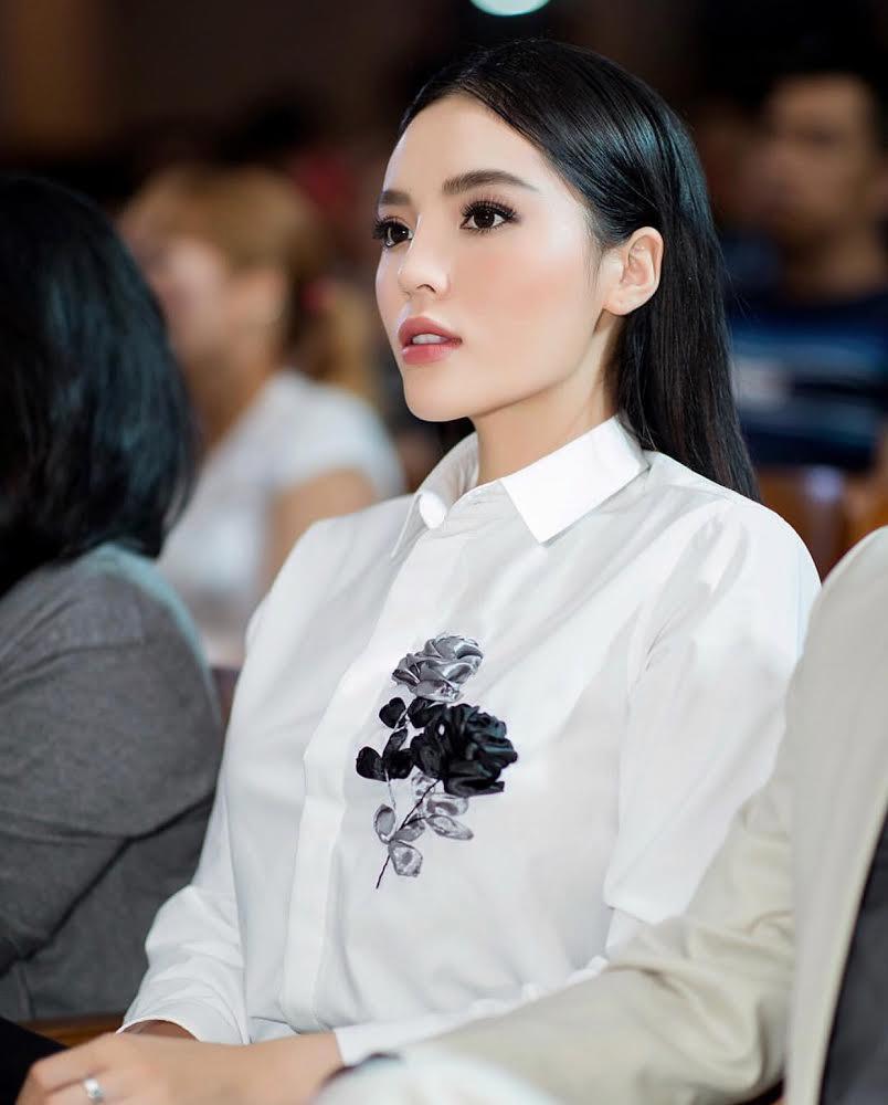 Muốn được sếp khen, đồng nghiệp xuýt xoa thì tham khảo ngay tủ đồ của 4 mỹ nhân này!