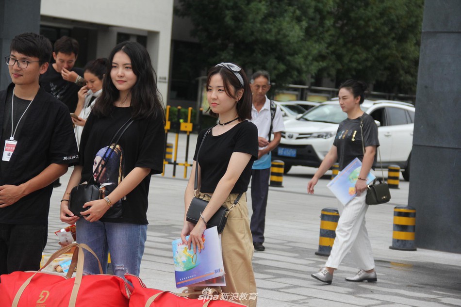 Ngày nhập học của lò đào tạo minh tinh Châu Á: Nhìn đâu cũng thấy trai xinh gái đẹp