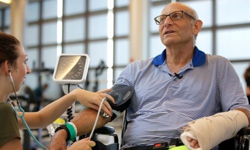 Người đàn ông Mỹ thoát chết nhờ đấm vào mang cá mập