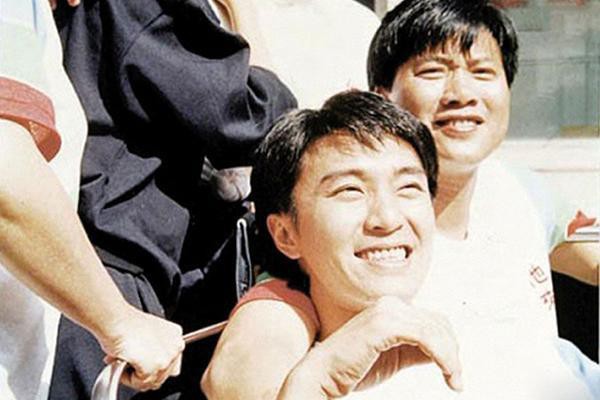 Đại ca Châu Tinh Trì: U70 bị bệnh tật hành hạ, may mắn có vợ đẹp kém 16 tuổi yêu thương