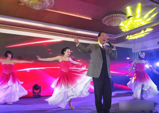 Đại ca Châu Tinh Trì: U70 bị bệnh tật hành hạ, may mắn có vợ đẹp kém 16 tuổi yêu thương