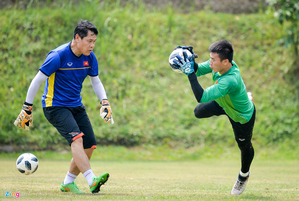 Hàng trăm học sinh Indonesia dõi theo buổi tập của Olympic Việt Nam