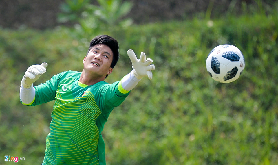 Hàng trăm học sinh Indonesia dõi theo buổi tập của Olympic Việt Nam