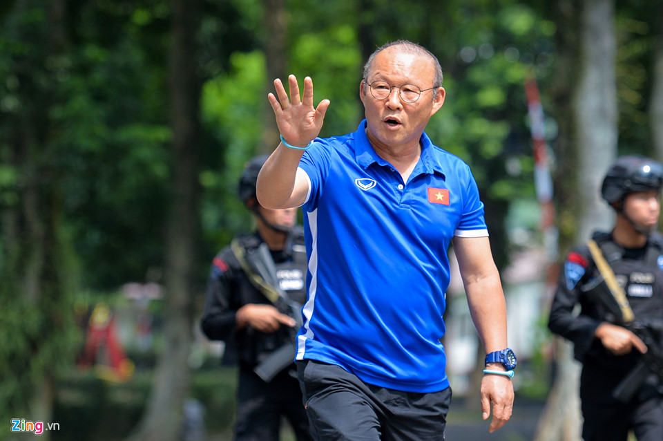 Hàng trăm học sinh Indonesia dõi theo buổi tập của Olympic Việt Nam