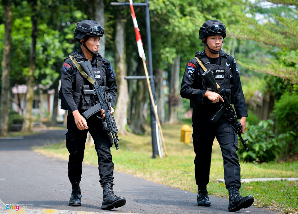 Hàng trăm học sinh Indonesia dõi theo buổi tập của Olympic Việt Nam