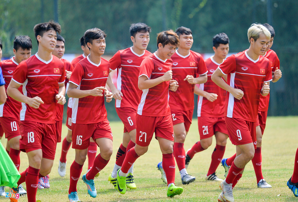 Hàng trăm học sinh Indonesia dõi theo buổi tập của Olympic Việt Nam