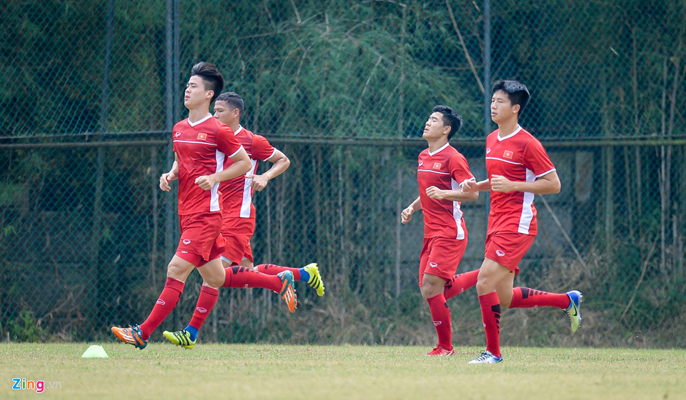 Hàng trăm học sinh Indonesia dõi theo buổi tập của Olympic Việt Nam