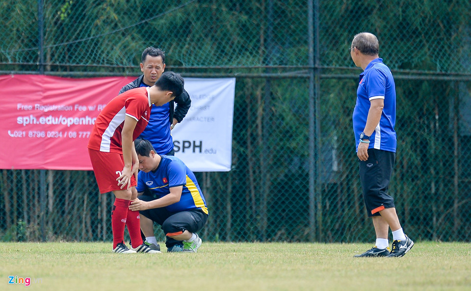 Hàng trăm học sinh Indonesia dõi theo buổi tập của Olympic Việt Nam