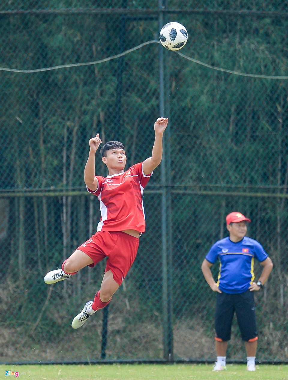 Hàng trăm học sinh Indonesia dõi theo buổi tập của Olympic Việt Nam