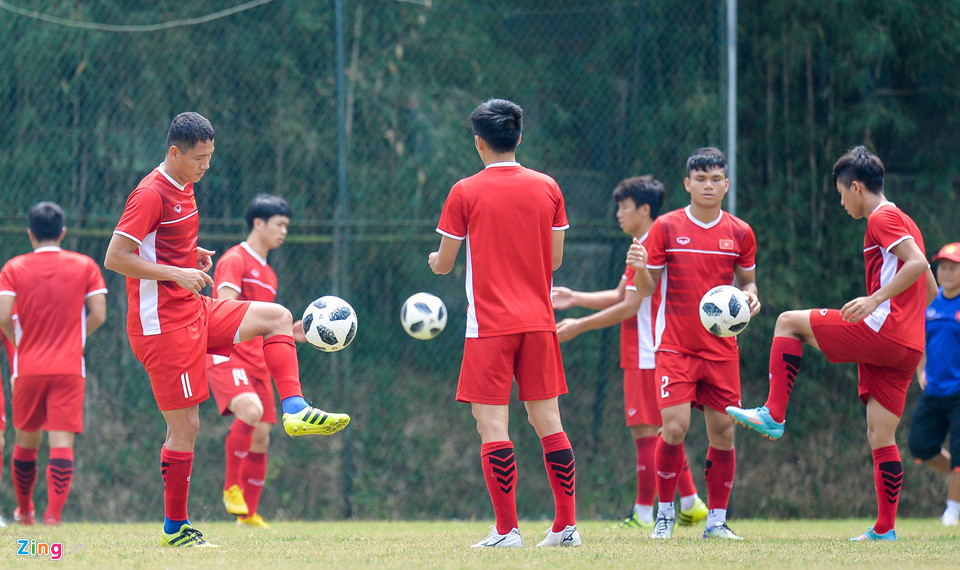 Hàng trăm học sinh Indonesia dõi theo buổi tập của Olympic Việt Nam