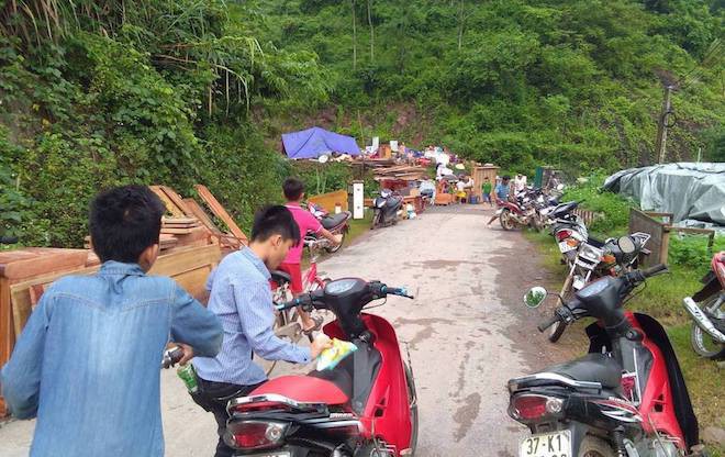 Nhà bị nước lũ nuốt chửng, người dân nháo nhác tháo cửa mang lên đường cất