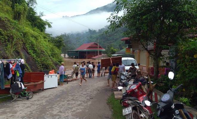 Nhà bị nước lũ nuốt chửng, người dân nháo nhác tháo cửa mang lên đường cất