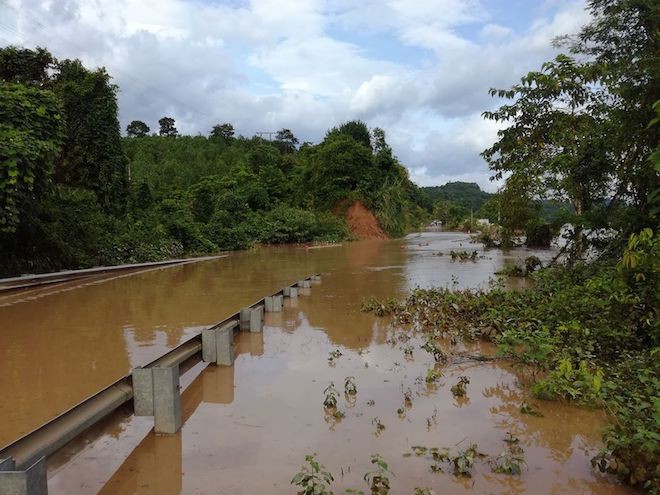 Nhà bị nước lũ nuốt chửng, người dân nháo nhác tháo cửa mang lên đường cất