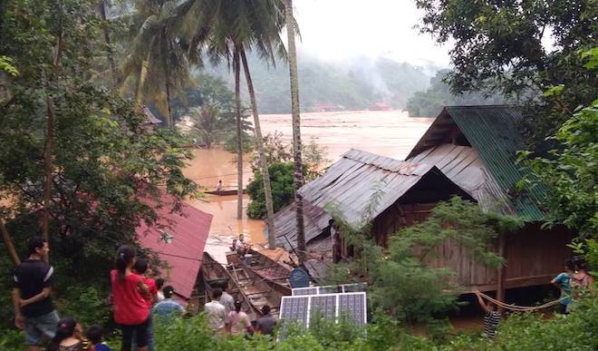 Nhà bị nước lũ nuốt chửng, người dân nháo nhác tháo cửa mang lên đường cất