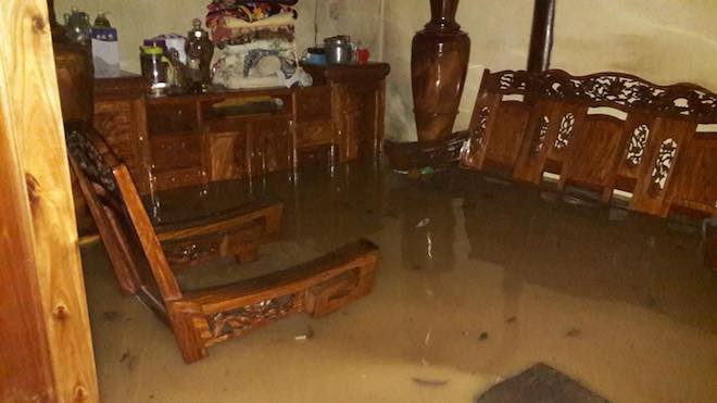 Nhà bị nước lũ nuốt chửng, người dân nháo nhác tháo cửa mang lên đường cất