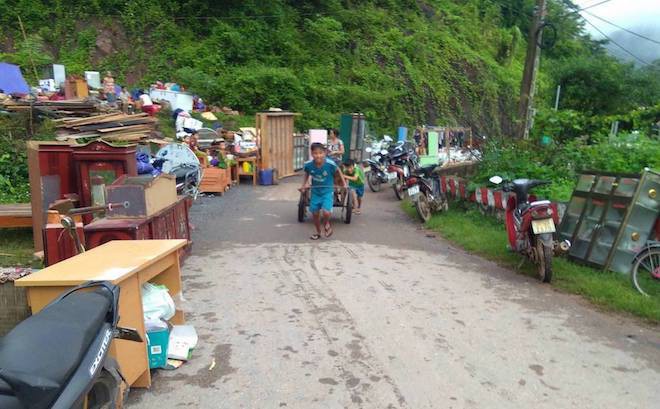 Nhà bị nước lũ nuốt chửng, người dân nháo nhác tháo cửa mang lên đường cất
