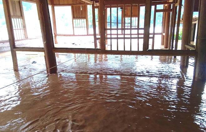 Nhà bị nước lũ nuốt chửng, người dân nháo nhác tháo cửa mang lên đường cất