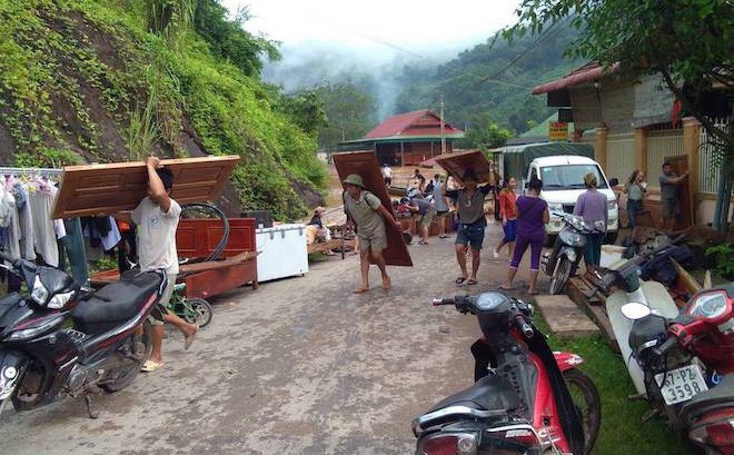 Nhà bị nước lũ nuốt chửng, người dân nháo nhác tháo cửa mang lên đường cất