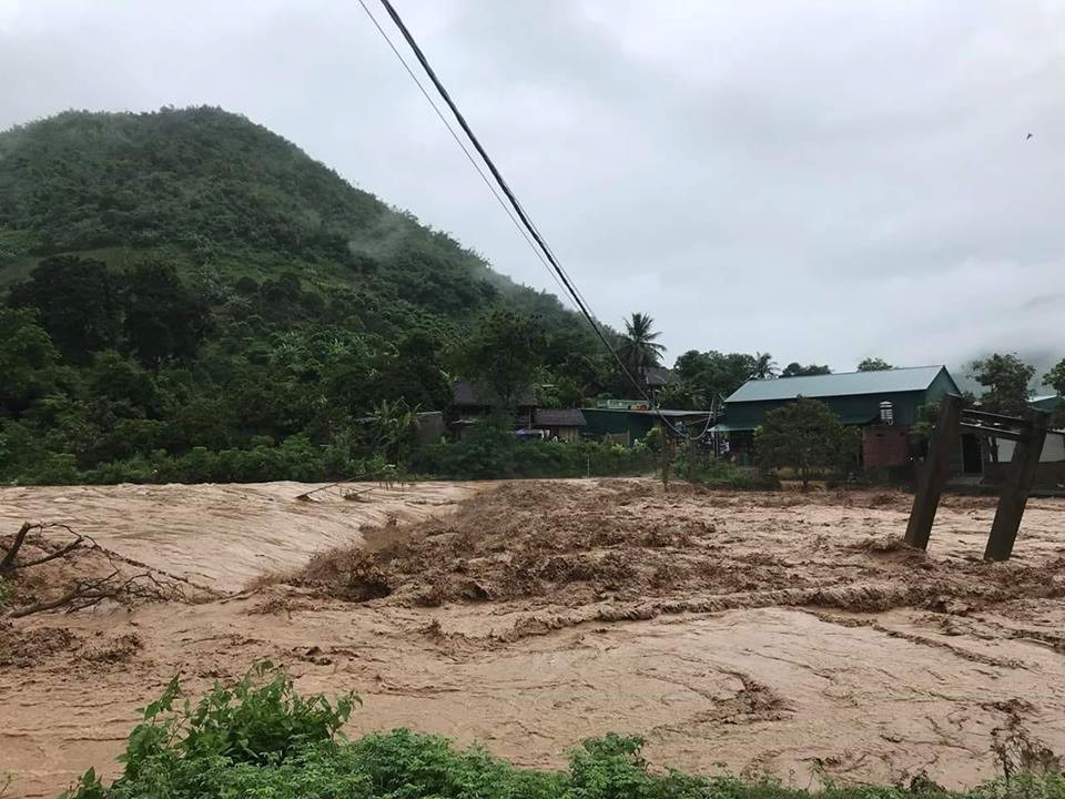 Video: Lũ cuốn trôi nhà cửa đồ đạc người dân tại Mai Sơn