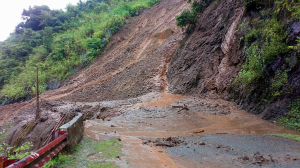 Video: Lũ cuốn trôi nhà cửa đồ đạc người dân tại Mai Sơn
