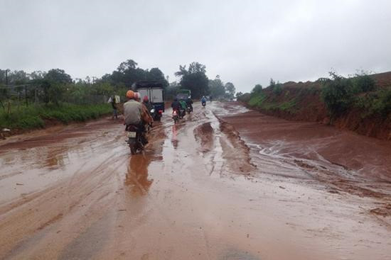 Video: Lũ cuốn trôi nhà cửa đồ đạc người dân tại Mai Sơn
