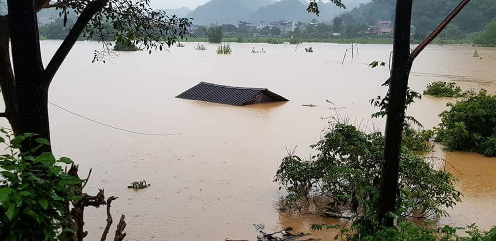 Video: Lũ cuốn trôi nhà cửa đồ đạc người dân tại Mai Sơn