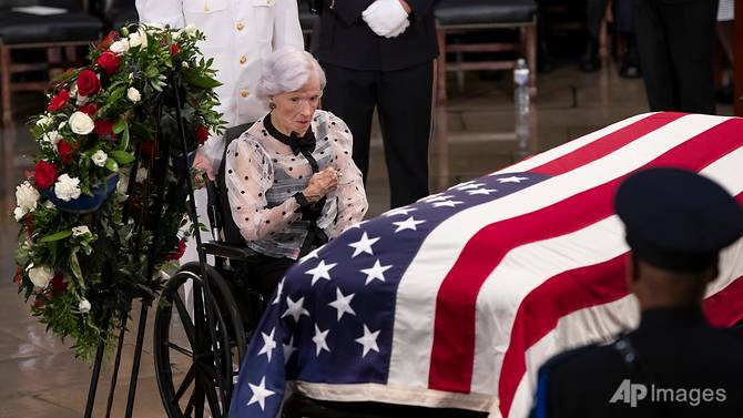 John McCain nằm dưới vòm Điện Capitol, người mẹ 106 tuổi tiễn đưa