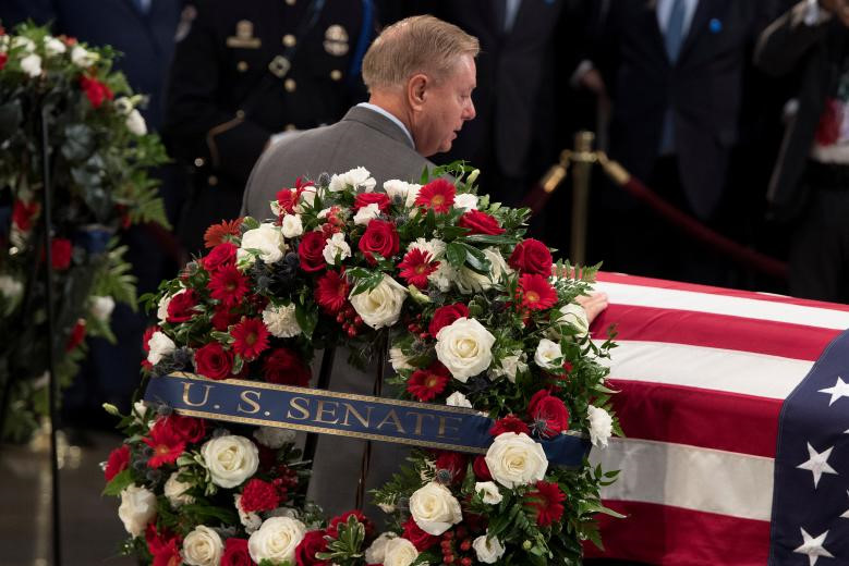 John McCain nằm dưới vòm Điện Capitol, người mẹ 106 tuổi tiễn đưa