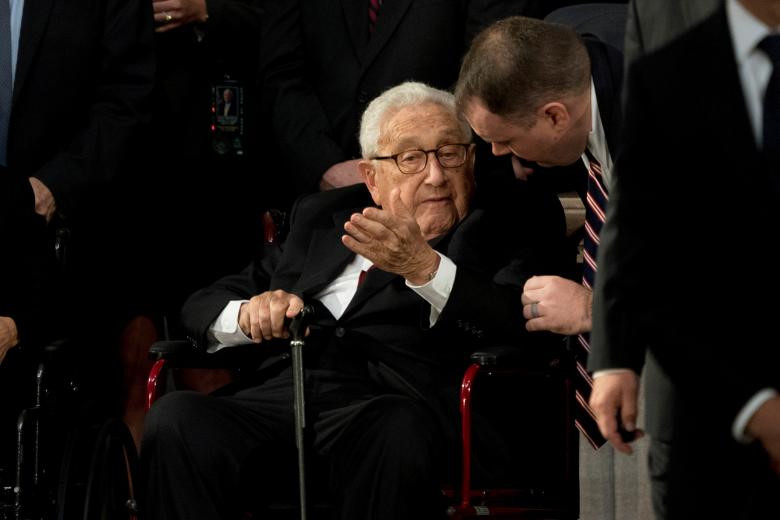 John McCain nằm dưới vòm Điện Capitol, người mẹ 106 tuổi tiễn đưa